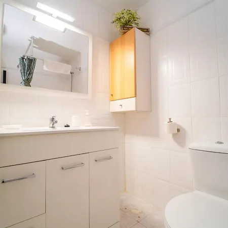 Apartment Urban Retreat Spacious Comfort Near