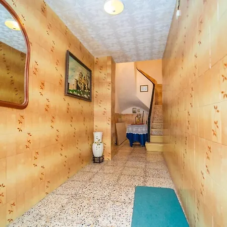Urban Retreat Spacious Comfort Near Apartment
